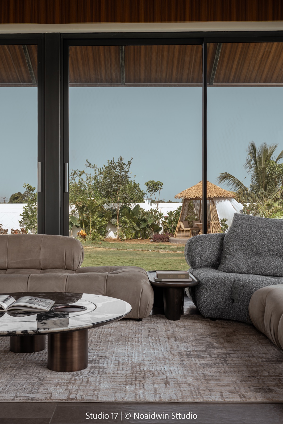 RAAZ'FARM living room