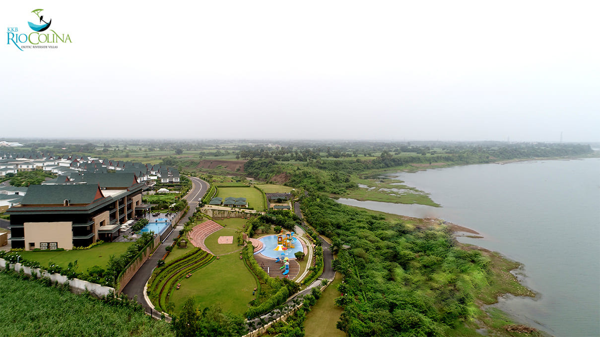 Aerial view of the Rio Colina clubhouse, lawns and river